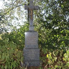 Kříž u železniční tratě v Krahulově