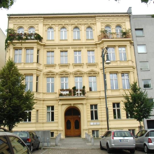 Mietshaus und Stallgebäude mit Turm Kollwitzstraße 6