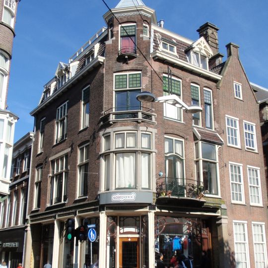 Winkel met bovenwoning