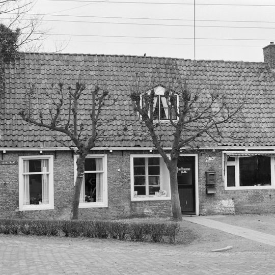 Pand onder zadeldak evenwijdig aan de straat tussen topgevels