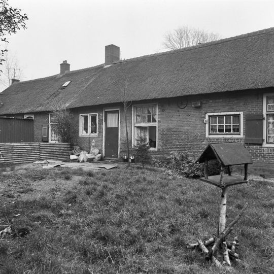 Gedeelte van drie landarbeiderswoningen, in elkaars verlengde onder een met riet gedekt zadeldak gelegen, 18e eeuw. Vensters met luiken en 30-ruitsschuiframen