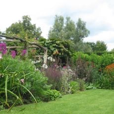 De Wiersse: eenvoudige, rustieke houten pergola