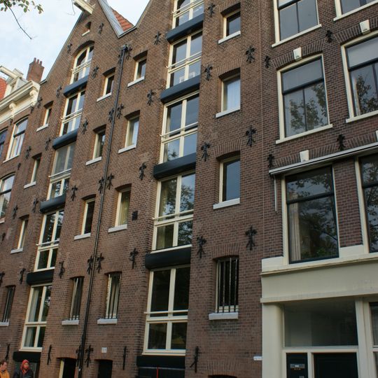 Pakhuis met vernieuwde puntgevel