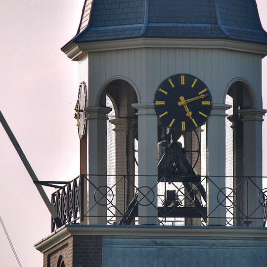 In de toren van de Nederlands Hervormde Kerk, die zelf niet beschermd wordt, bevindt zich een belangrijke historische luidklok, diameter 82,5 cm.