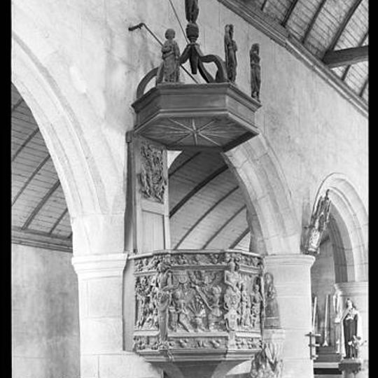 La Nativité, saint Joseph au travail et l'Enfant Jésus lisant, l'Adoration des Mages, la Mise au tombeau à Plusquellec