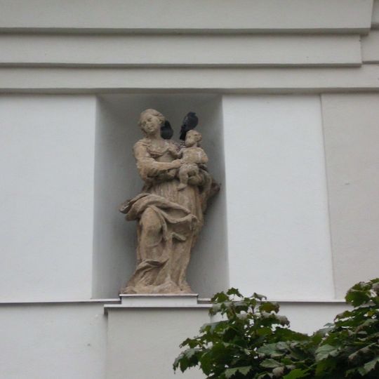 Socha Panny Marie s Ježíškem v nice domu čp. 76