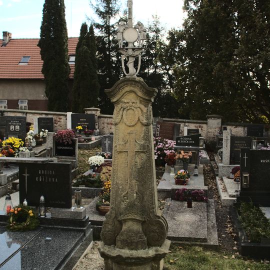 Kříž u kostela sv. Apolináře