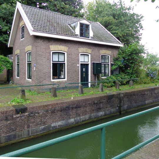 Courtine X-XI met ravelijn, sluis en beer
