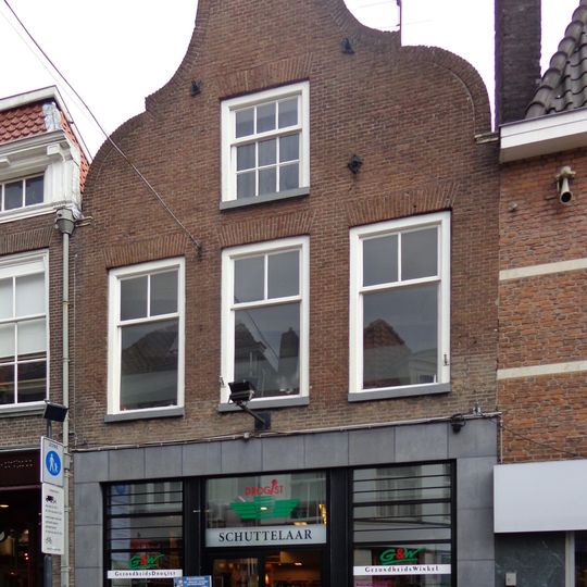 Winkelpand met halsgevel met in- en uitgezwenkte zijkanten en jongere onderpui