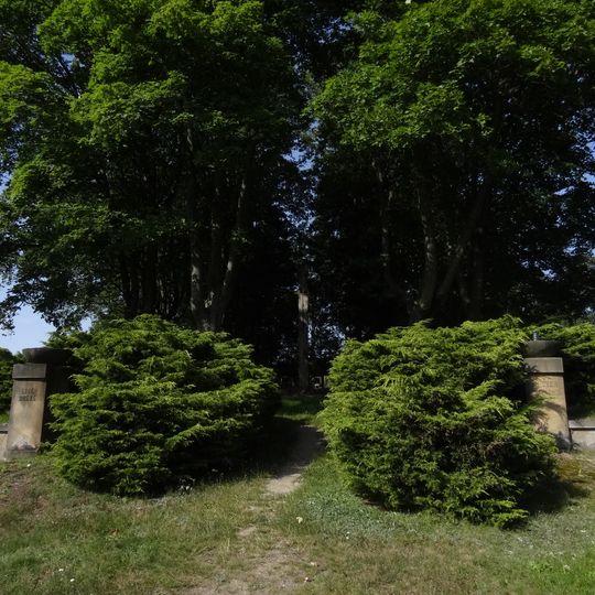 Pomník obětem koncentračního tábora s hrobem