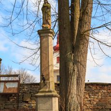 Sloup se sochou Panny Marie v Javornici u hřbitova