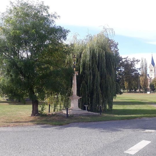 Kříž v Úhercích na návsi