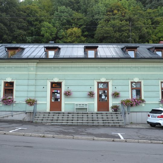 Dom s pivnicou vysek. v skale