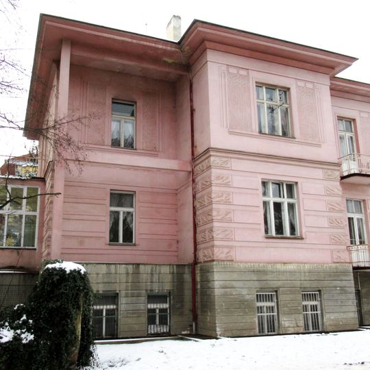 Nemocnice Bubeneč - secesní vila vlevo od vstupu