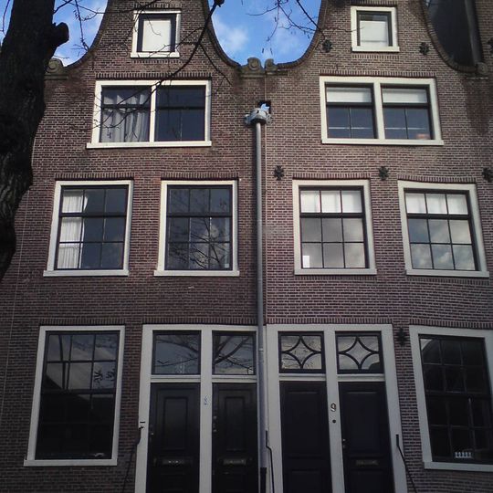 Pand met zeer eenvoudige klokgevel onder rollagen