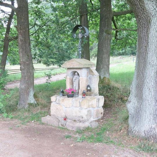 Kříž s kapličkou na rozcestí pod Pastevním vrchem v Růžové