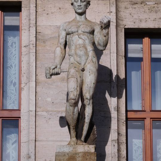 Sochy vpravo nad portálem Městské knihovny v Praze 1