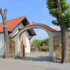 Torbogen einer Hofzufahrt mit seitlicher Mauer Zum Windpark 7