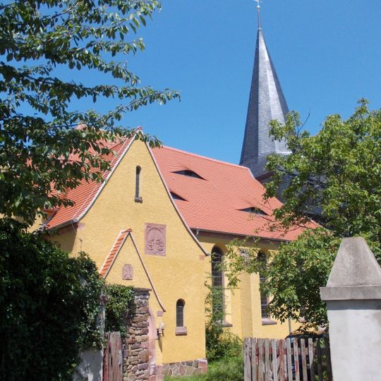 Kirche und Kirchhof mit Einfriedung und zwei Toranlagen sowie einigen alten Grabmalen auf dem Kirchhof Kirchstraße -