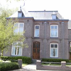 Pastorie met koetshuis annex catechisatiegebouw