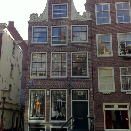 Pand met halsgevel met gelobde afdekking