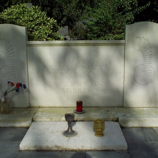 Monument bij de Poolse oorlogsgraven