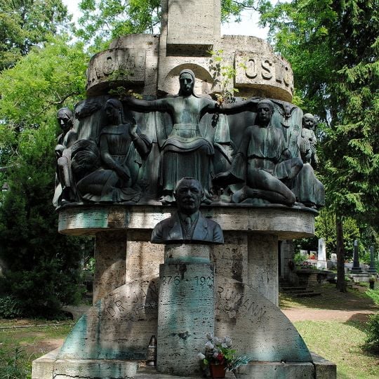 Cintorín sv. Rozálie, pomník s bustou a reliéfom