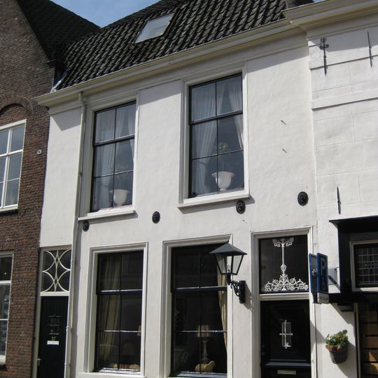 Pand met gepleisterde lijstgevel