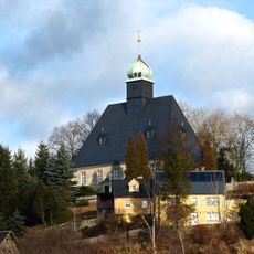 Kirche (einschließlich Ausstattung) und Kirchhof mit Einfriedungsmauer Kirchweg 26