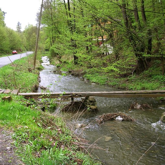 Lávka přes Bojovský potok pod chatou Líšnice če. 75
