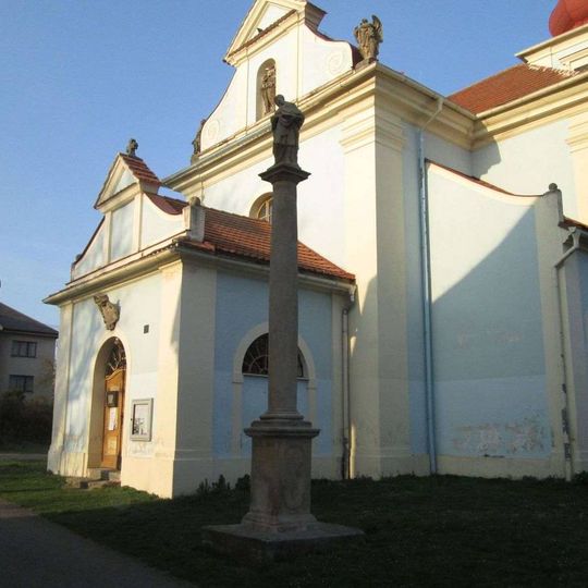 Socha svaté Ludmily v Mirošově u kostela