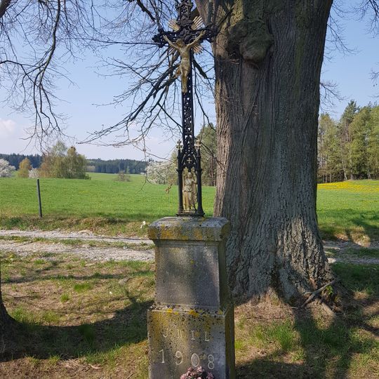 Kříž pod lipami