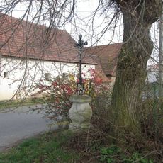 Kříž v jižní části Mešna