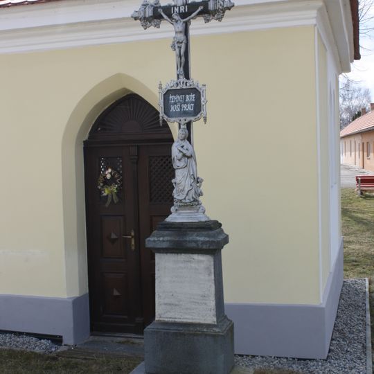 Kříž u kaple ve Vlkovicích
