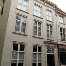 Huis met eenvoudige lijstgevel met lage bovenverdieping en kroonlijst met gesneden consoles uit midden xviii en schilddak