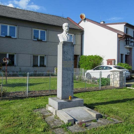 Pomník T. G. Masaryka v Luké na návsi
