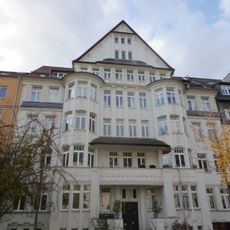 Mietshaus in ehemals halboffener Bebauung mit Vorgarten Further Straße 49