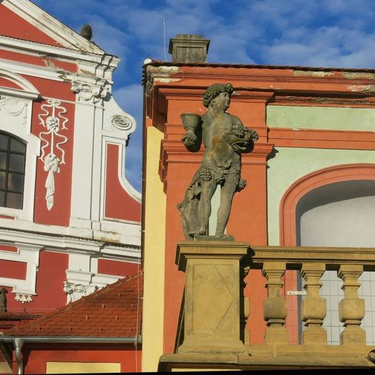 Alegorická socha Podzim na balustrádě saly terreny zámku v Klášterci nad Ohří