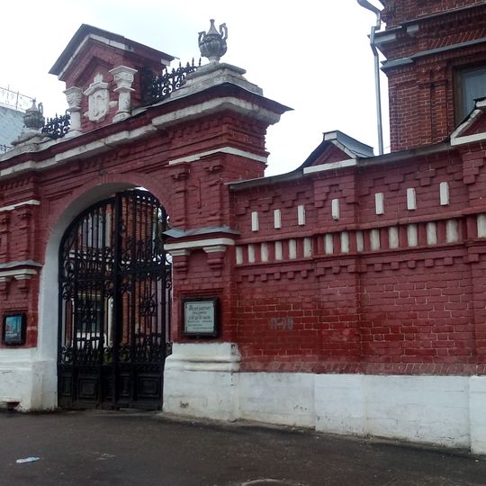 Красноармейская улица 6, Ограда с восточными воротами