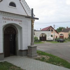 Kříž u kaple v Lažánkách