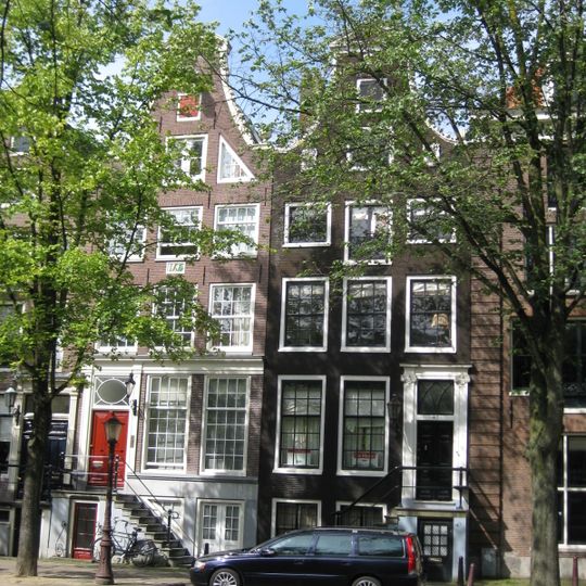 Pand met ingezwenkte halsgevel met siertrossen, hoekvazen en twee oeils-de-boeuf