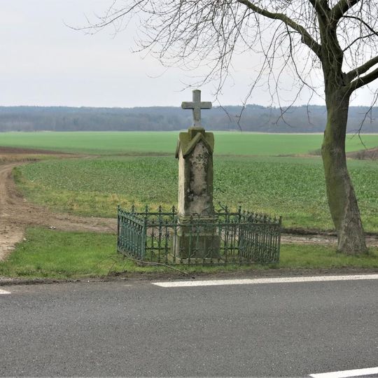 Kříž u silnice na jižním okraji Bratronic