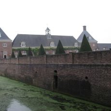 Muren met vaas van de oprit naast het voorplein