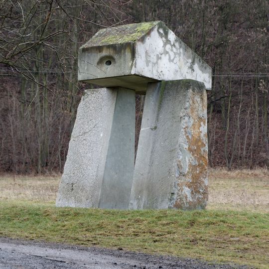 Kamenná plastika Volání hory u cesty z Bílky na Milešovku