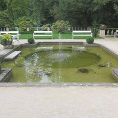 Kašna u zámku ve Velkém Březně