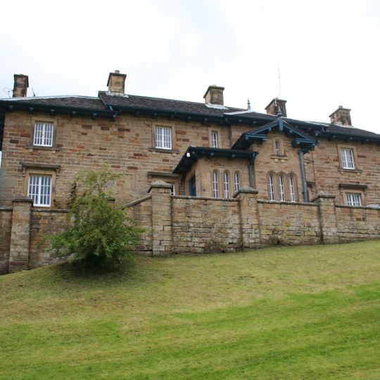 1 and 2 Daisy Bank, and attached wall and outhouse
