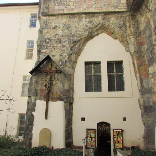 Kříž v areálu kostela Panny Marie pod řetězem na Malé Straně