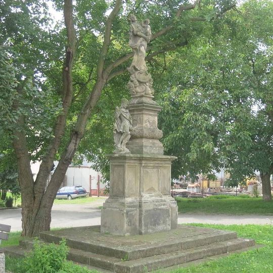 Socha Madony na návsi v Třebouticích