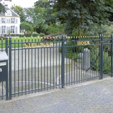 Nieuwerhoek, toegangsbrug met hekwerk