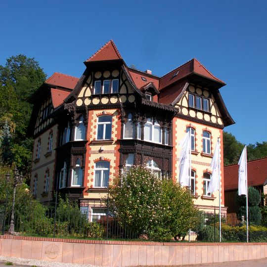 Wohnhaus in offener Bebauung mit Resten der Einfriedung Gröblitzer Weg 1